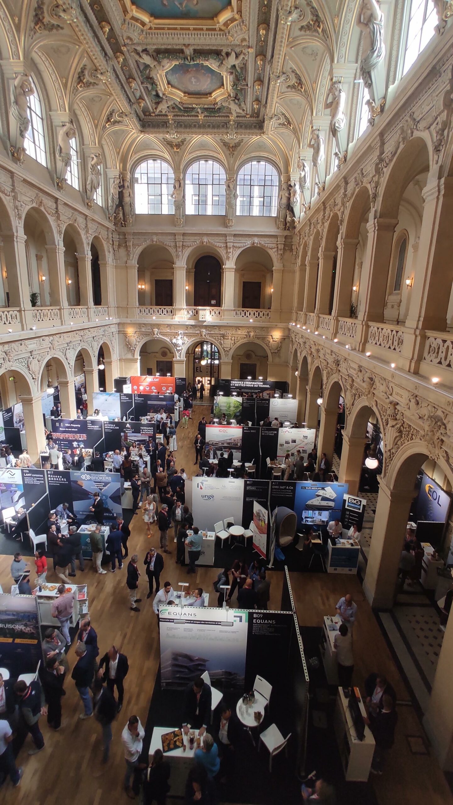 Salle de la Corbeille avec tous les stands du salon Ciel